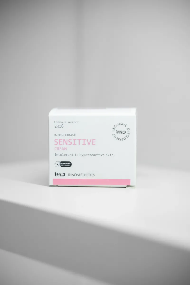 Легкий зволожувальний крем для гіперчутливої шкіри Innoaesthetics