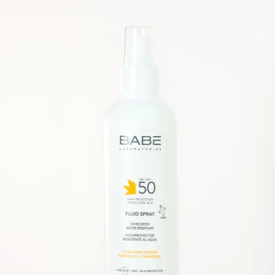 Сонцезахисний водостійкий флюїд-спрей для тіла Babe